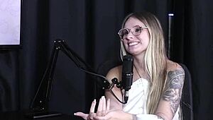 Blondi Naty Varga läpinäkyvässä punaisessa pitsissä nauttii suosikkigangbang fetissistään kahden miehen kanssa seksikkäässä kokoelmassa