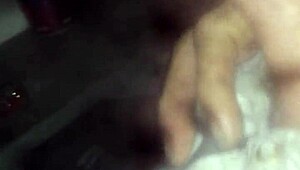 Cítím pulzování toho tvrdýho jako kámen čuráku