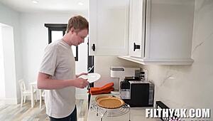 Hei Jimmy Michaels, uită de plăcintă! De ce nu mă fuți tare în schimb, întreabă Cece Mecta?