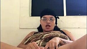 Hey, this latina putinha uses her vibrator on that big pussy, doesn't she?