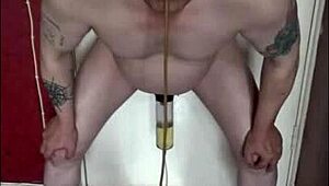 הומו ביסקסואל מארק רייט בולע שתן באוסף ביתי!