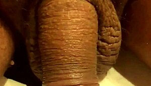 Piroca mole no banheirao, stroking that monster cock 😏