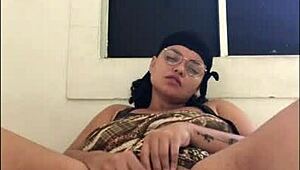 Hey, this latina putinha uses her vibrator on that big pussy, doesn't she?