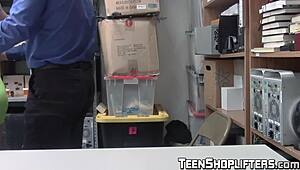 Wow, Violet Rain 18yo ketangkep nyuri dientot kontol gede keras! 😱