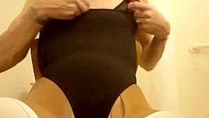 Apa yang bikin pelacur shemale matang kocok kontol besarnya gitu?