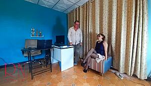 Kontorsdominans med Femdom chefen tvingar anställd att slicka fitta