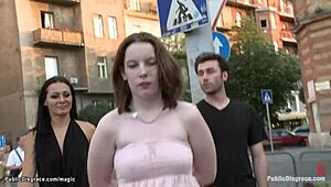 Bladá britská otrokyňa odhalená na verejnosti