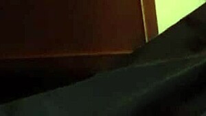 Szomszédom éjjel felébresztett ujjaival a puncimban - csajok repülős orgazmus