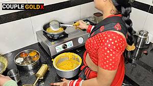 Hej, Komal dělala diwali pochutiny, když Devar ohnul Bhabhi v kuchyni