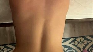 Nagy seggű fehér lány lovagol fordított cowgirlban és megdugják!