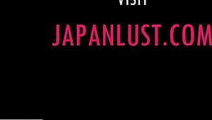 娇小日本熟女玩毛逼玩具被中出