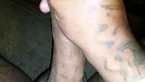 Aku kocok kontol hitam besar nikmatin setiap inci tato ini