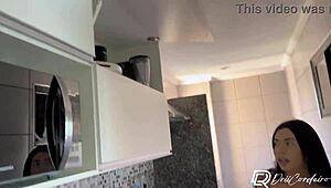 empregada safada transa com seu patrão que socou gostoso na sua buceta na pia da cozinha