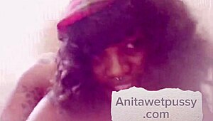 Hej, chceš se dívat, jak dráždím svou chlupatou kundi v kanceláři?!