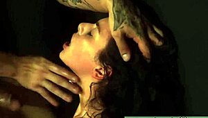 مش قادر أتوقف عن سحب شعرها الخشن مع جينا الصغيرة الموشومة. هي حلوة أوي!