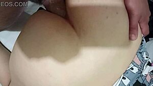 شوف كيف نكت بنتي النحيفة في طيزها زي الحلاوة!