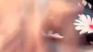 Greluda 18 let vroča globoko sesa