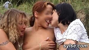 Yo, regarde ces lesbiennes amateurs jouer avec des jouets dans une forêt sauvage en pleine nature