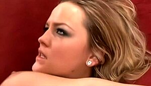 Alexis Texas cavalca cowgirl con figa bagnata e deepthroat