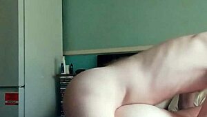 הזין העבה הלא נימול של המסמר נותן לי זיון יבש קשה! 😈