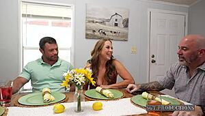 Je ne peux pas résister à engrosser la grosse chatte du cul de ma belle-mère excitée