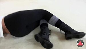 Сексуальные колготки плотно обтягивают, когда она стягивает ботинки