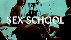 Kicsi Cseh MILF Sarah Kay Csábít Playboy Striptease-ben