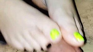 Pretty feet jerk cock until it's full of cum 😍