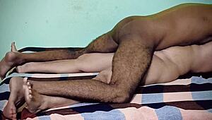 По дяволите! След див чукане, съседката бхабхи се покрива с кума от моя твърд прът!