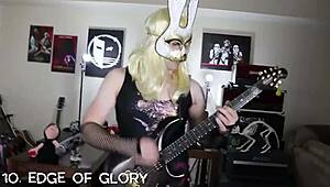 Roztomilá transka sní o tom být Lady Gagou