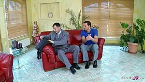 Seksi žena Amanda zapeljuje moža za grobo analno trojko