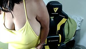 seducând fanii în rochie nouă strâmtă