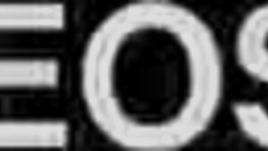 Mel balkonda çıplak soyunup memelerini herkese gösteriyor