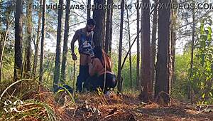 Feleség dug fekete fickóval hatalmas fasszal a szabadban, erdőben