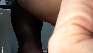 o rabo da loira desabrocha porque ela gosta de sentar até o fundo no brinquedo 😏