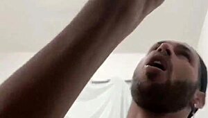 Ngentot sama Pasangan di Adegan Masturbasi Gay Dewasa