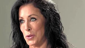 Zblízka velkokojná milf Reagan Foxx sólový orgasmus