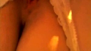 Vörös hajú csaj hd-ben mutogat webkamerán.