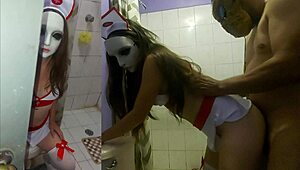 Padrasto e Enteada no Halloween: Ela no Banheiro Enquanto Ele Entra na Festa de Fantasias. Um Encontro Inesperado na Noite de Terror.