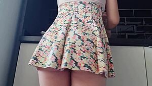 Eu sou uma gostosa limpando sem calcinha embaixo