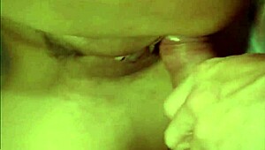 Cutie berpigtail ketawa sambil hisap dan kongkek keras