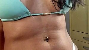 gostosa tarada acordou com vontade de dar o cuzinho e terminou levando gozada na buceta completo no re