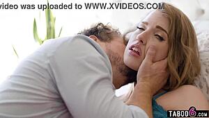 صدر أوكتافيا ريد الطبيعي الكبير يرتعش في جلسة لعق كس قاسية.