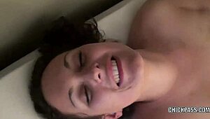 야 소피아, 첼시한테 딜도 다루는 법 보여줄래? 큰 가슴 MILF가 여친을 야한 장난감으로 지배해