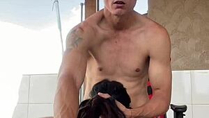 Resenha na varanda acaba em boquete babadinho a novinha tatuada bebendo leite.