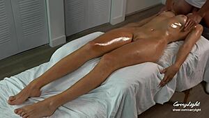 Massaggio a casa diventa martellata dura per troietta 18+ della coppia CarryLight