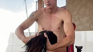 Resenha na varanda acaba em boquete babadinho a novinha tatuada bebendo leite.