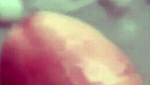 Handjob på bordet spiller stor laddning från liten 18+ 18+ kuk.