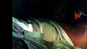 Ebony amatur mulata dalam scene POV lakukan dengan hitam