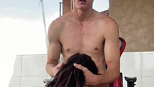 Resenha na varanda acaba em boquete babadinho a novinha tatuada bebendo leite.